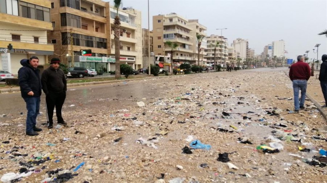 اعادت فتح الطريق البحرية في صيدا بعدما أقفلتها الرمول والحصى
