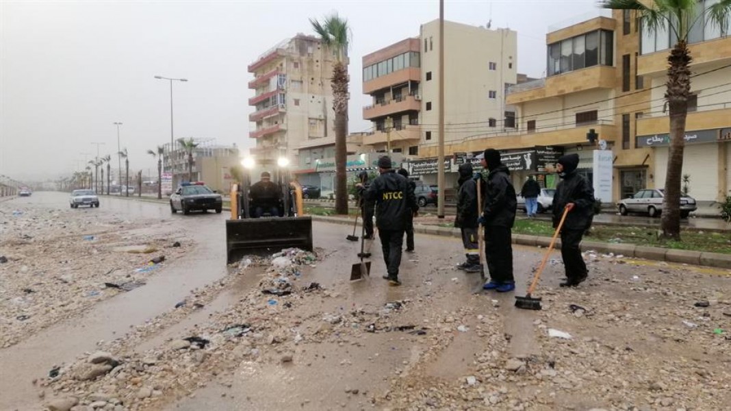 اعادت فتح الطريق البحرية في صيدا بعدما أقفلتها الرمول والحصى
