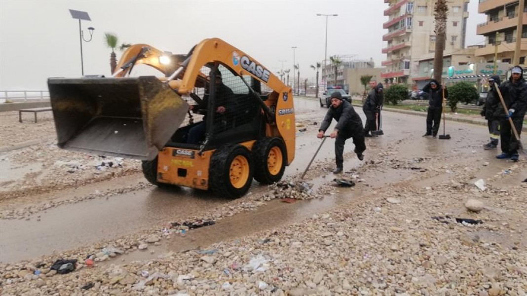 اعادت فتح الطريق البحرية في صيدا بعدما أقفلتها الرمول والحصى