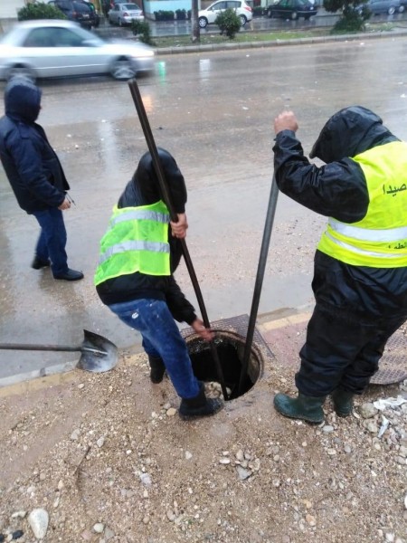 اعادت فتح الطريق البحرية في صيدا بعدما أقفلتها الرمول والحصى