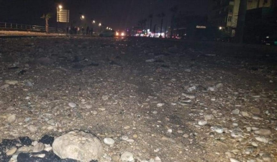 اعادت فتح الطريق البحرية في صيدا بعدما أقفلتها الرمول والحصى