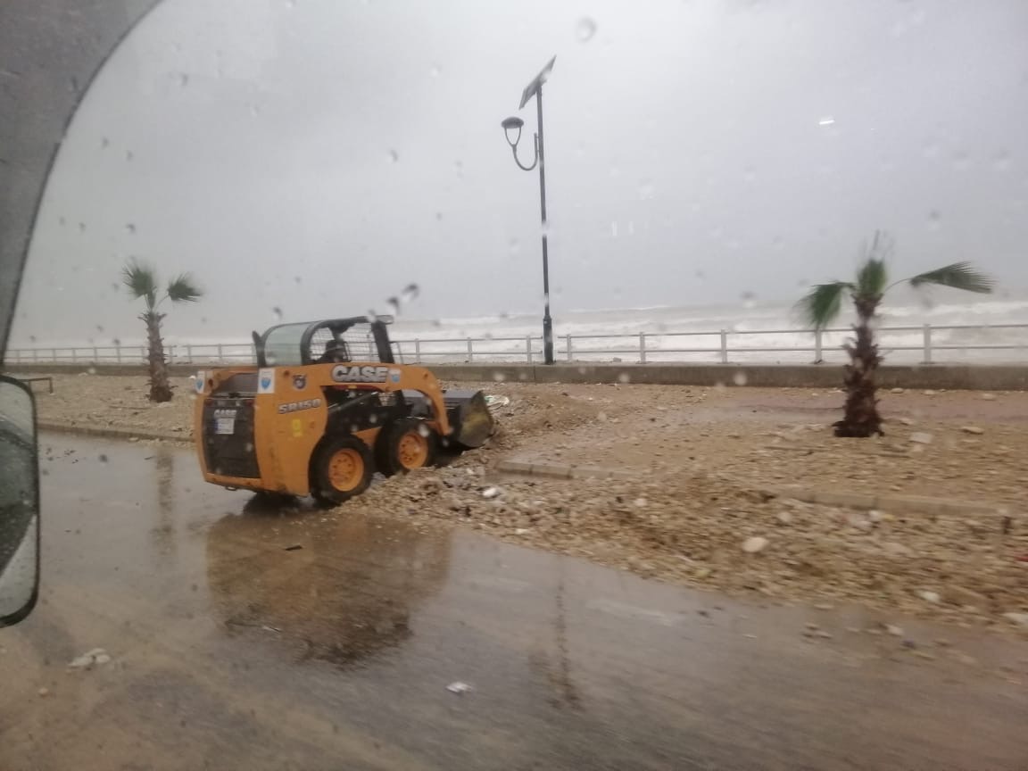 اعادت فتح الطريق البحرية في صيدا بعدما أقفلتها الرمول والحصى