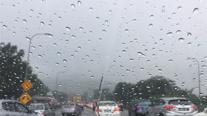 إرشادات للسائقين حول القيادة في الطقس الماطر والعاصف