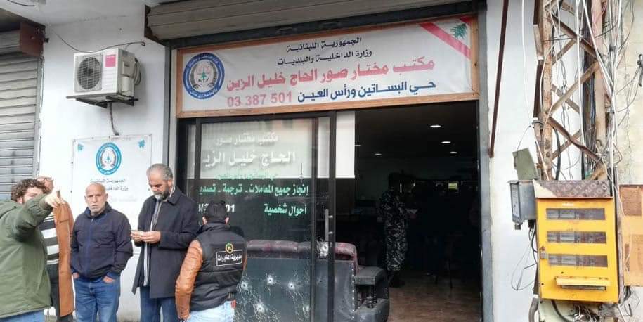 بالصور: اطلاق النار من 'كلاشنكوف' على مكتب المختار خليل الزين صباح اليوم