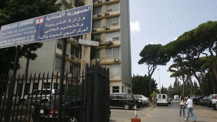 الأخبار: دور المعلمين تحت قبضة قوى الأمر الواقع... تكليف أصحاب العلامات الأدنى بعد ضغوط سياسية وشخصية