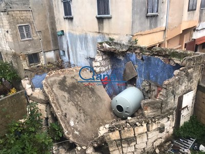 سقوط سقف منزل قديم  في بلدة قانا لا يسكنه  احد 