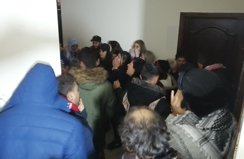 محتجون اقتحموا مؤسسة كهرباء بعلبك