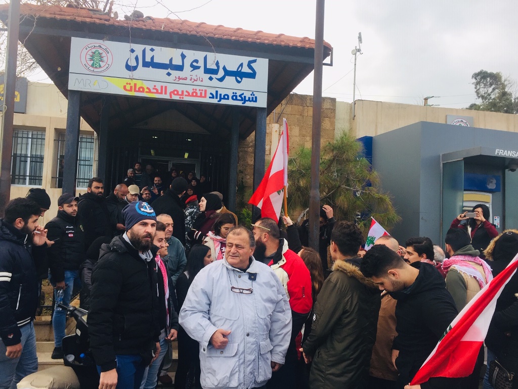 اعتصام امام كهرباء لبنان في صور