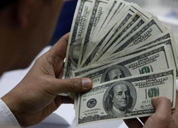لعبة خفض ورفع سعر الدولار عادت إلى الأسواق هدفها تحقيق أرباح خيالية وغير شرعية