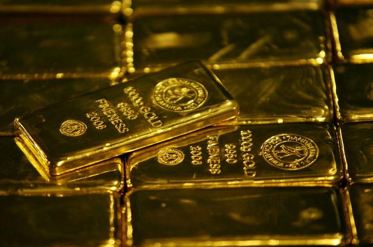 الذهب ينزل لأدنى مستوى في أسبوعين تقريبا بفعل الإقبال على المخاطرة