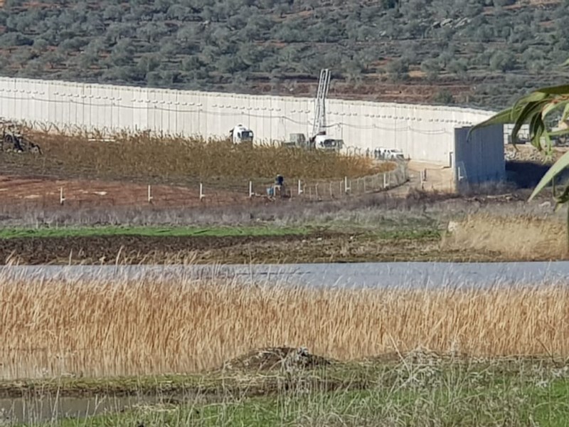 العدو ركز غرفة متنقلة خلف الجدارالاسمنتي قبالة سهل مرجعيون
