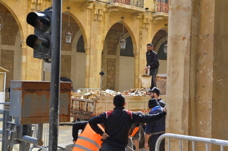 بالصور: 'الغوغاء' يخطف سلمية الحراك ويعيث إعتداء وتكسيراً في وسط بيروت