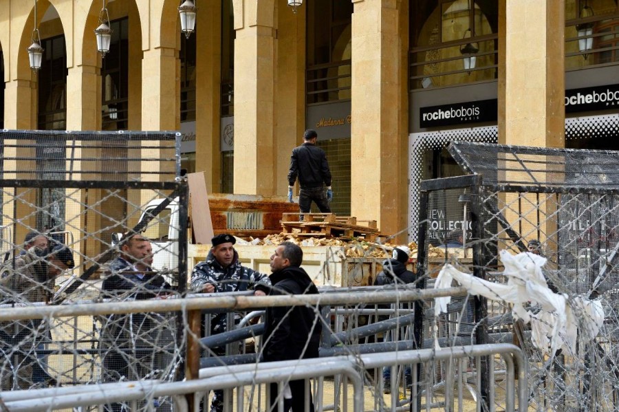 بالصور: 'الغوغاء' يخطف سلمية الحراك ويعيث إعتداء وتكسيراً في وسط بيروت