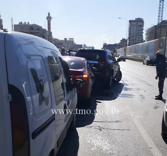 بالصورة: تصادم بين 5 سيارات على طريق خلدة الناعمة