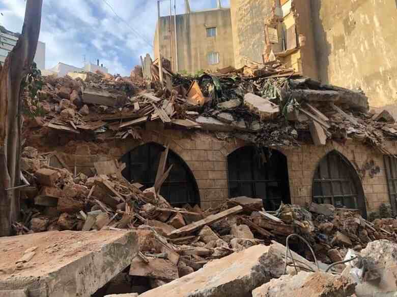 بالصور: هكذا بدا المشهد صباحاً في الأشرفية...أنقاض المبنى المنهار 