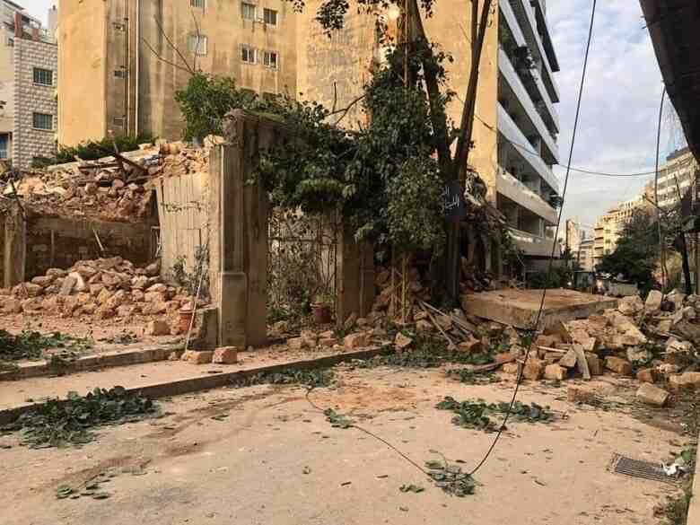 بالصور: هكذا بدا المشهد صباحاً في الأشرفية...أنقاض المبنى المنهار 