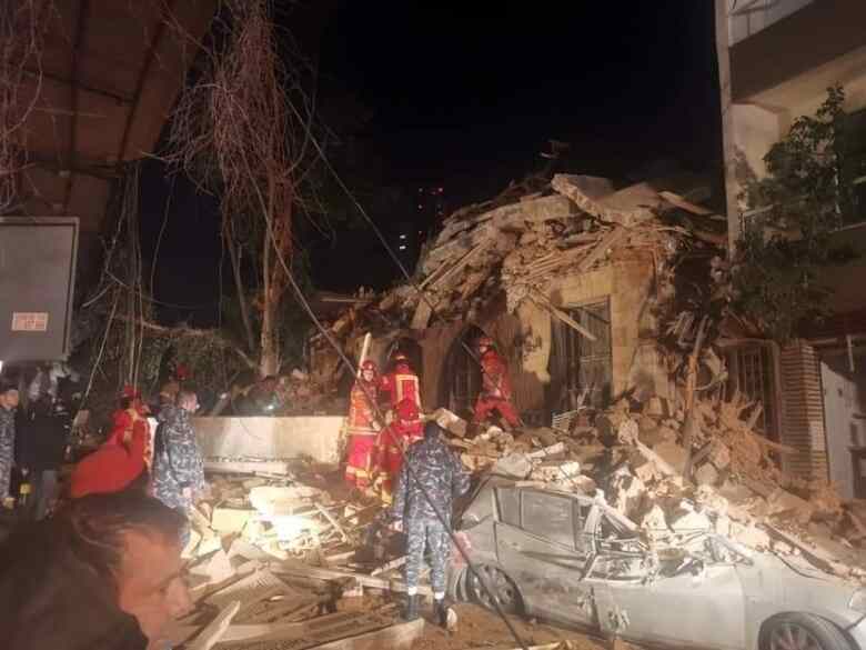 بالصور: هكذا بدا المشهد صباحاً في الأشرفية...أنقاض المبنى المنهار 