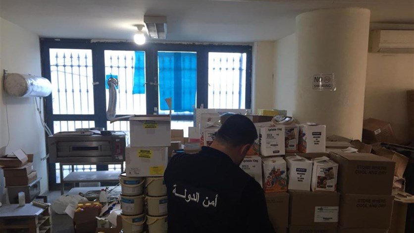 بالصور:دهم مستودع في الحازمية... وضبط كمية كبيرة من المواد الغذائية المنتهية الصلاحية