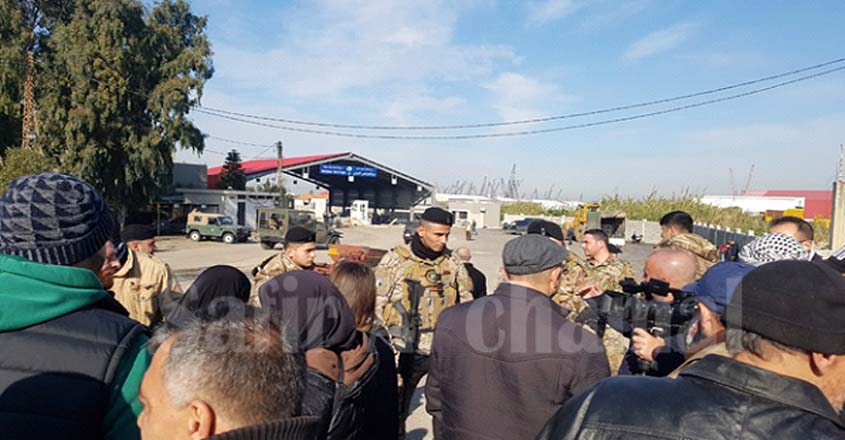 بالصور: محتجون يرفضون دخول الباخرة الصينية الى مرفأ طرابلس