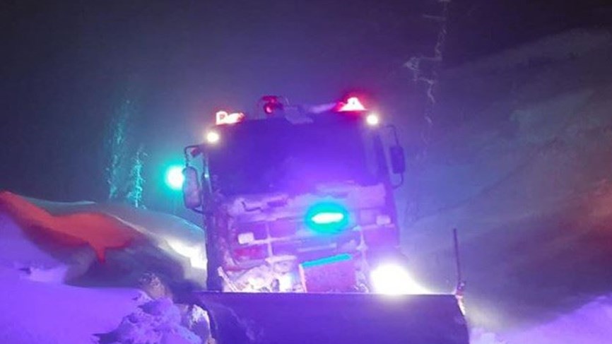 الدفاع المدني: انقاذ اربعة مواطنين محتجزين داخل سياراتهم بسبب تراكم الثلوج وتكوّن طبقة من الجليد على طريق عام شبروح