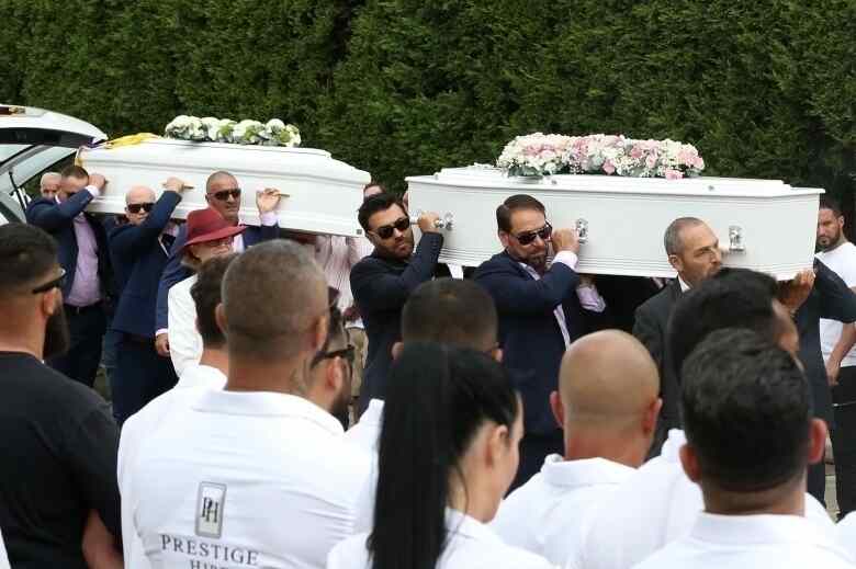 بالصور تشييع مهيب للملائكة الصغار في سيدني...الاخوة الثلاثة من ال عبد الله وقريبتهم ضحايا حادث الدهس الأليم في أستراليا الاسبوع الفائت