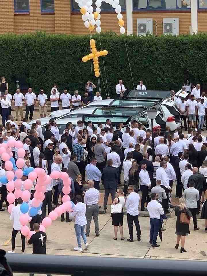 بالصور تشييع مهيب للملائكة الصغار في سيدني...الاخوة الثلاثة من ال عبد الله وقريبتهم ضحايا حادث الدهس الأليم في أستراليا الاسبوع الفائت
