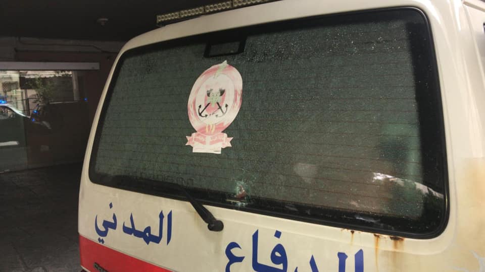 بالصور: إصابة عنصر وآلية للدفاع المدني في مواجهات بيروت أمس