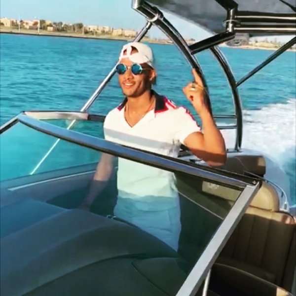 محمد رمضان بإطلالات صيفية مريحة على الرغم من حكم المحكمة