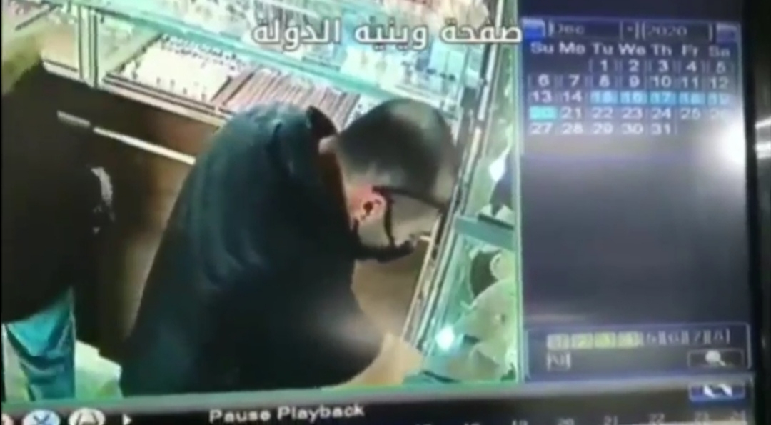 بالفيديو.. سارق يجول على محلات الذهب في الدورة