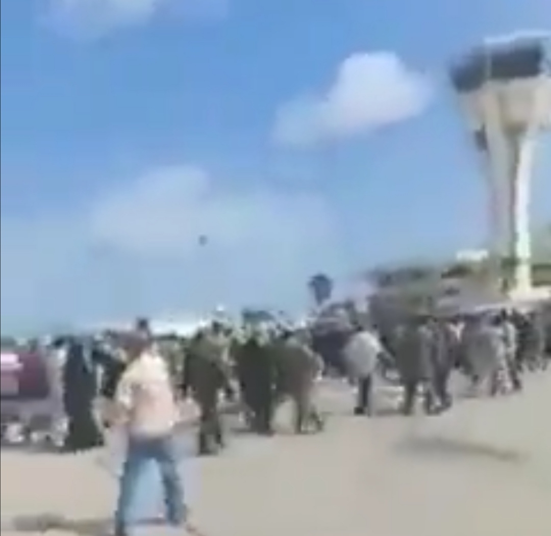بالفيديو.. لحظة الإنفجار الذي إستهدف مطار عدن في اليمن.. حين وصول الحكومة الجديدة 