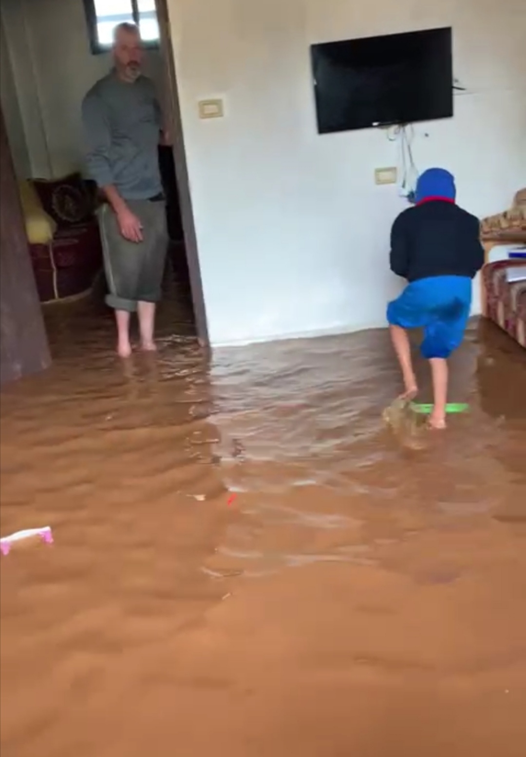 بالفيديو طوفان احد البيوت في بلدة عيتا الشعب 