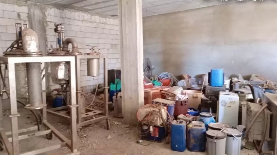بالصور الجيش يداهم ويضبط مصنع للكبتاغون والمخدرات في بلدة بوداي في البقاع ويوقف عدد من الأشخاص