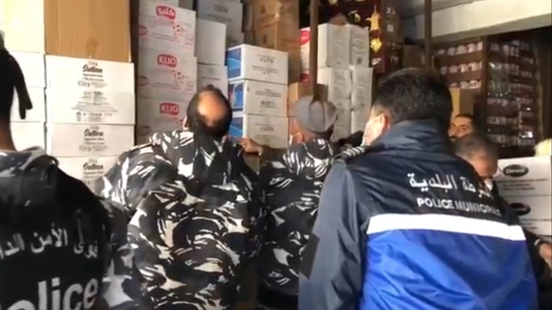 بلدية الغبيري ضبطت في مستودع في الاوزاعي سلع غذائية مدعومة ومواد منتهية الصلاحية والقوى الامنية أقفلته بالشمع الاحمر