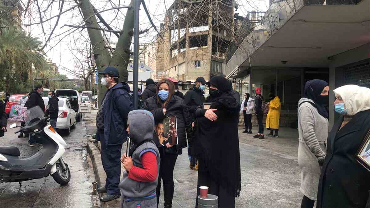 بالصور:اهالي ضحايا انفجار المرفأ يشعلون الإطارات في محيط قصر العدل 
