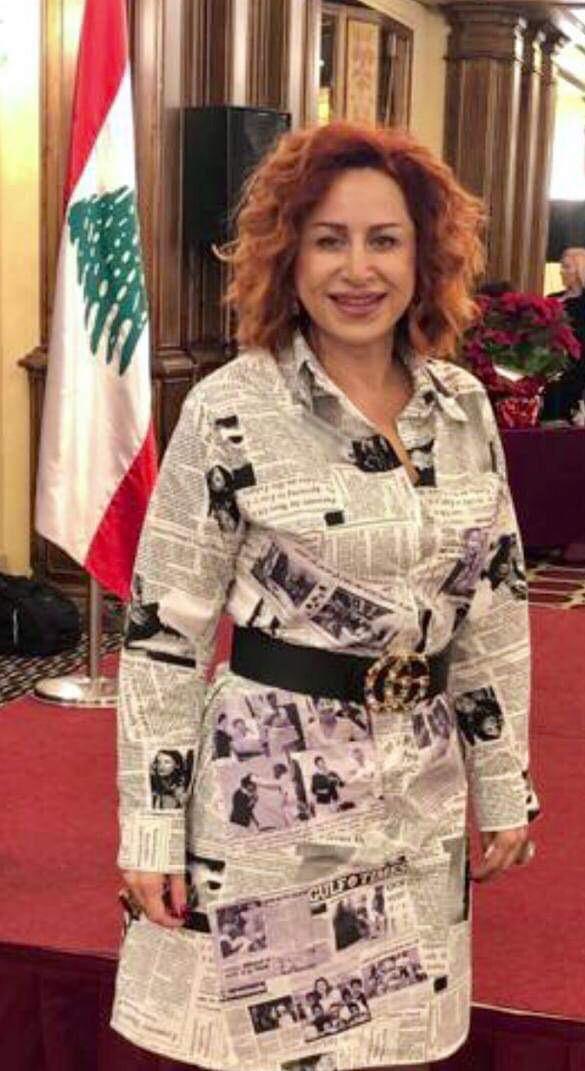 التشكيلية مجد رمضان دفاعا عن الصحف: صممت فستانا عليه أخبار مسيرتي الفنية