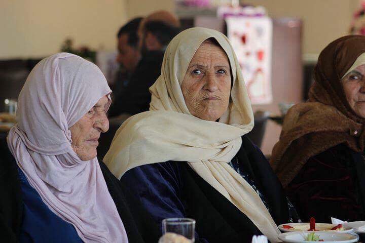 جمعية إيد ب إيد تكرم الأمهات المسنات في بلدة أنصار