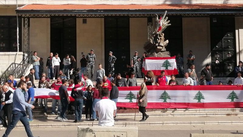 طلاب منعوا الموظفين من الدخول الى سراي زحلة