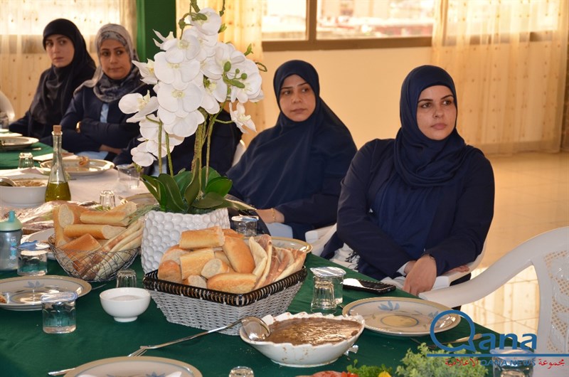كل القلوب إلى الحبيب تميل ومعي بهذا شاهدٌ ودليلُ، أما الدليل إذا ذكرت محمداً صارت دموع العارفين تسيلُ، هذا نبراس الهدى، هذا لكل العالمين رسولُ