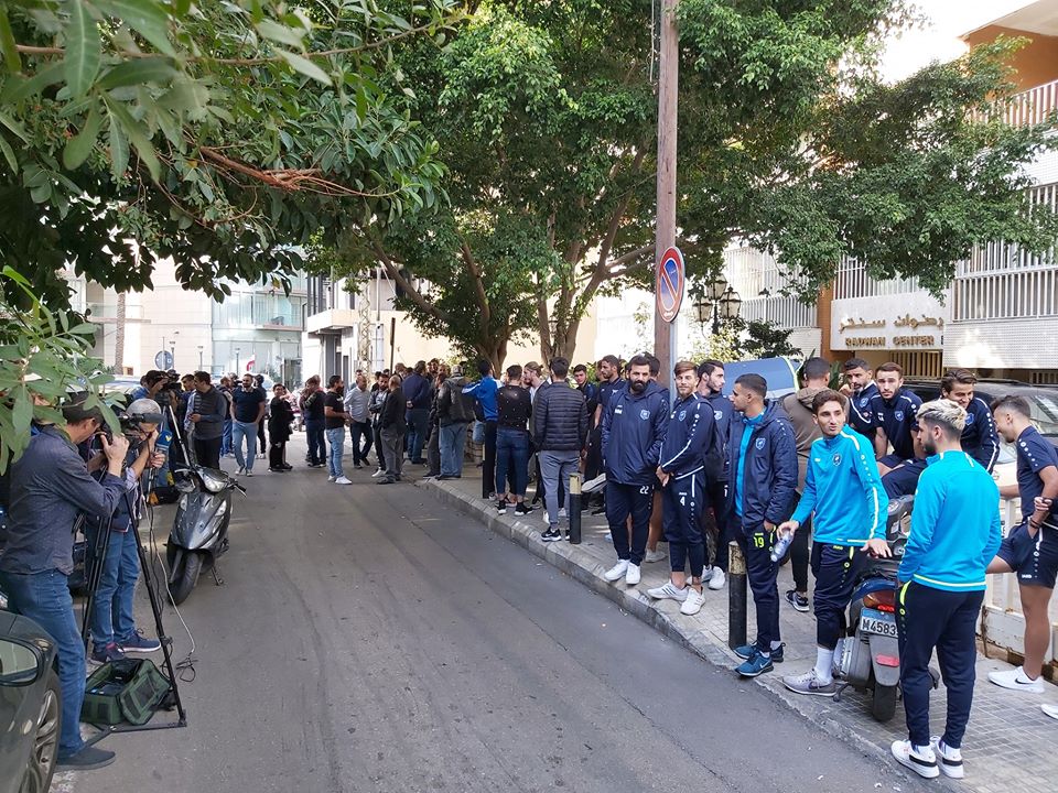 بالصور من الوقفة أمام الاتحاد اللبناني لكرة القدم للمطالبة بإستئناف الموسم الكروي بعد توقفه منذ شهر وأكثر بسب الاوضاع الأمنية في لبنان