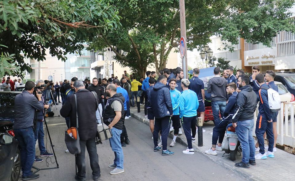 بالصور من الوقفة أمام الاتحاد اللبناني لكرة القدم للمطالبة بإستئناف الموسم الكروي بعد توقفه منذ شهر وأكثر بسب الاوضاع الأمنية في لبنان