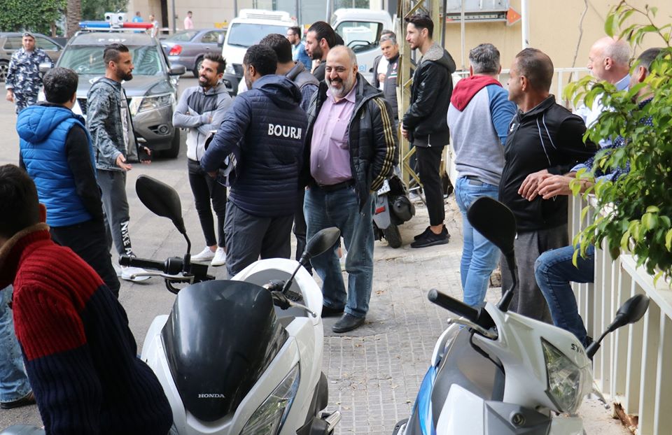 بالصور من الوقفة أمام الاتحاد اللبناني لكرة القدم للمطالبة بإستئناف الموسم الكروي بعد توقفه منذ شهر وأكثر بسب الاوضاع الأمنية في لبنان
