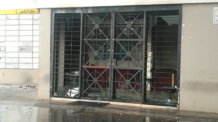 بالصور- أعمال تخريبية واعتداءات على الاملاك العامة والخاصة في ساحة عبد الحميد كرامي في طرابلس فجراً