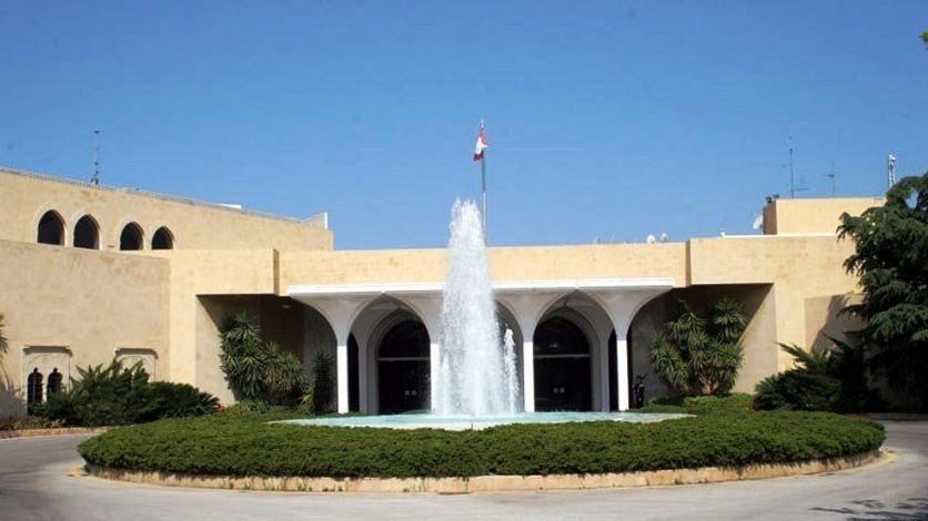 رئاسة الجمهورية ردا على بيان الرؤساء السابقين للحكومة: التشاور لا يشكل خرقا للدستور ولا انتهاكا للطائف