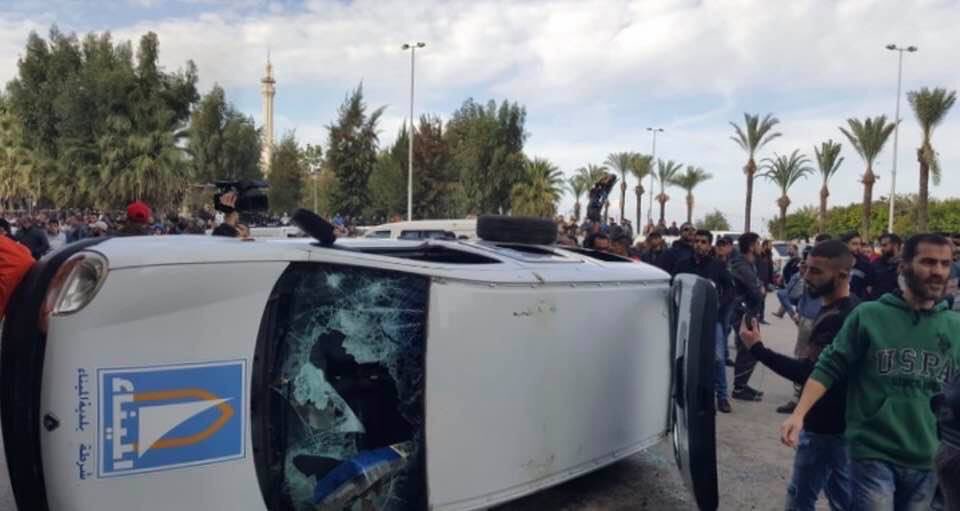 تظاهرة غاضبة امام بلدية المينا بعد سقوط ضحيتين بانهيار سقفِ منزل
