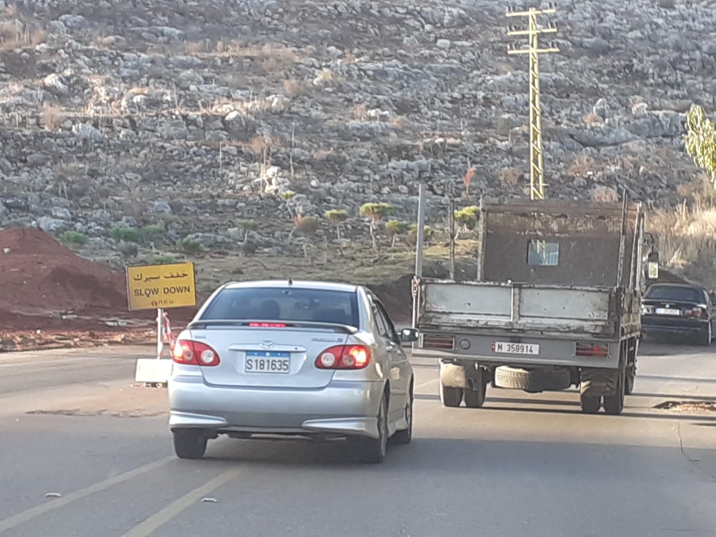 آليات بلدية سبلين تعمل على فتح الطريق