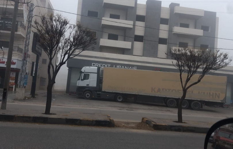 مواطن أقفل مدخل مصرف في بر الياس